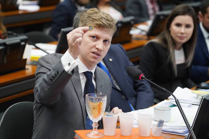 “Lula e sua família estão cada vez mais enrolados na roubalheira do INSS”, diz Marcel Van Hattem “Lula e sua família estão cada vez mais enrolados na roubalheira do INSS”, diz Marcel Van Hattem
