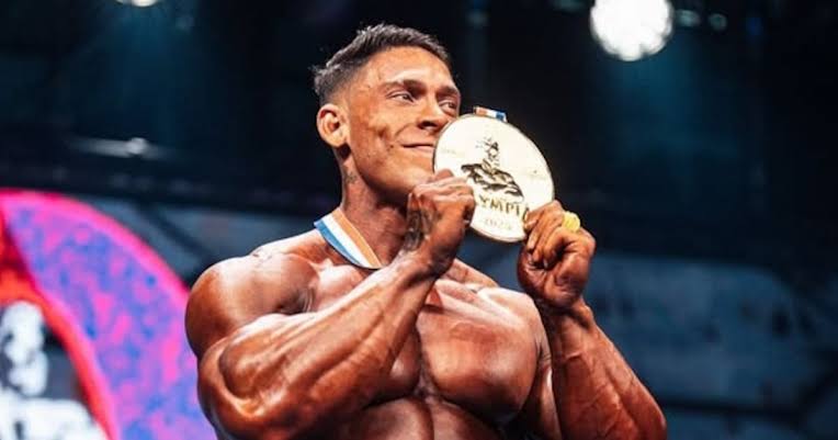 Ramon Dino que venceu o Mr. Olímpia, o maior título do fisiculturismo mundial, irá pagar R$ 151 mil em impostos após receber prêmio