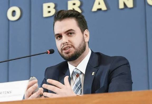 PF pede nova investigação e acusa Filipe Martins de simular entrada nos EUA