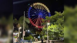 Roda gigante de Balneário Camboriú tem iluminação especial em homenagem ao povo venezuelano