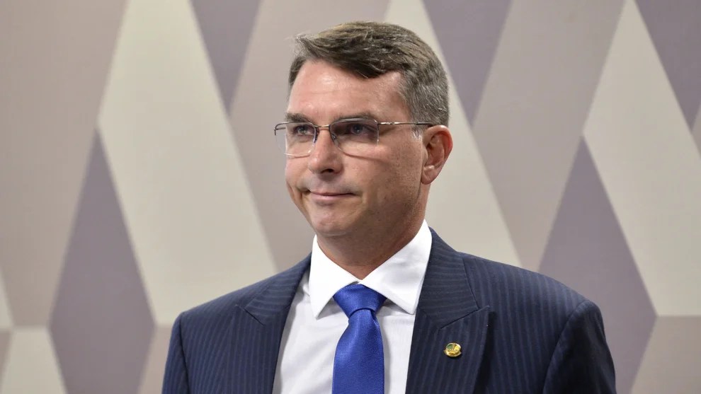 “Se o Brasil fosse um país sério, Moraes estaria que está respondendo por homicídio na morte do Clezão”, diz Flávio Bolsonaro