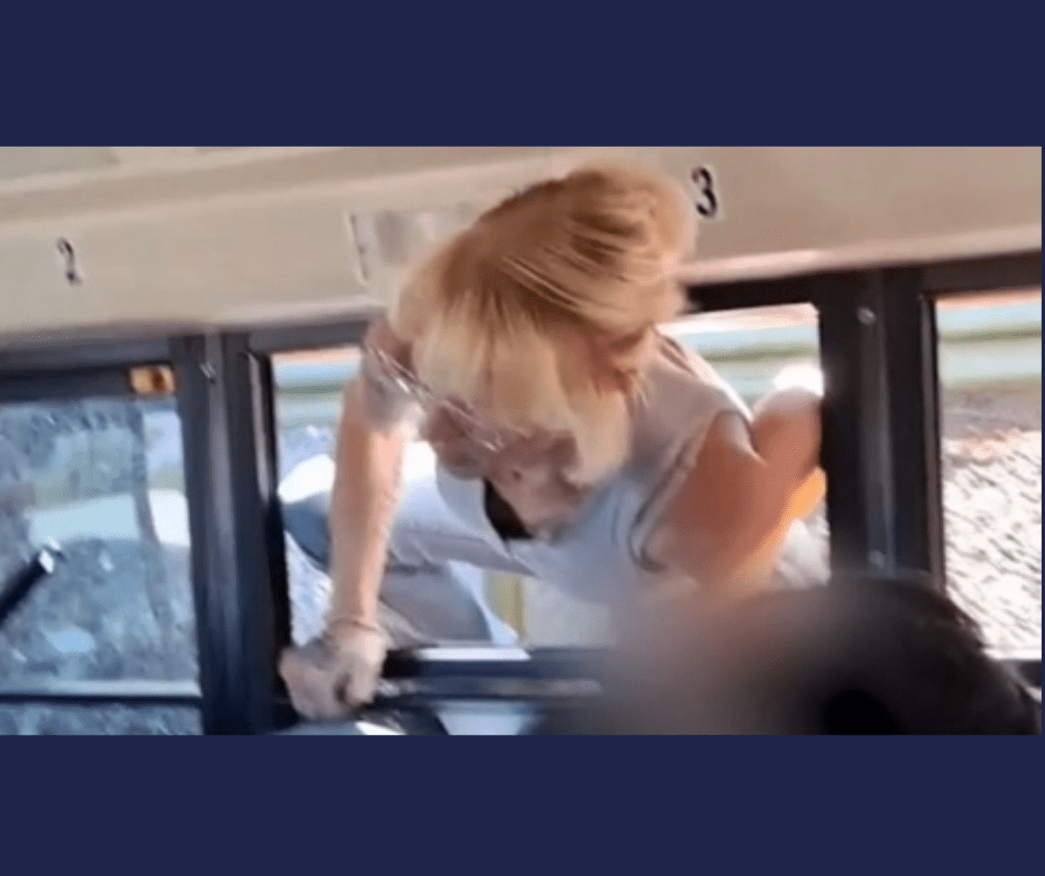 MADRE TERMINA ARRESTADA TRAS ROMPER EL VIDRIO DE UN AUTOBÚS ESCOLAR PARA LLEGAR HASTA SU HIJO