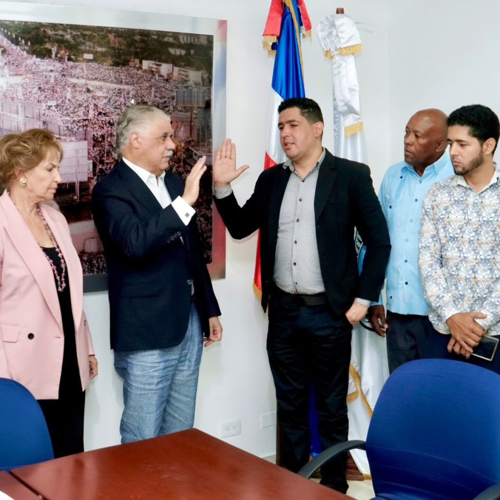 Miguel Vargas juramenta nuevos integrantes en PRM – El Nuevo Diario (República Dominicana)