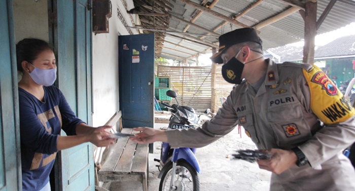 Cegah Covid-19, Polres Klaten dan Kodim 0723/Klaten Bagikan Masker ke Masyarakat β Nusantara news