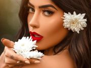 Singer rehearses in a garden full of daisies in São Paulo  1