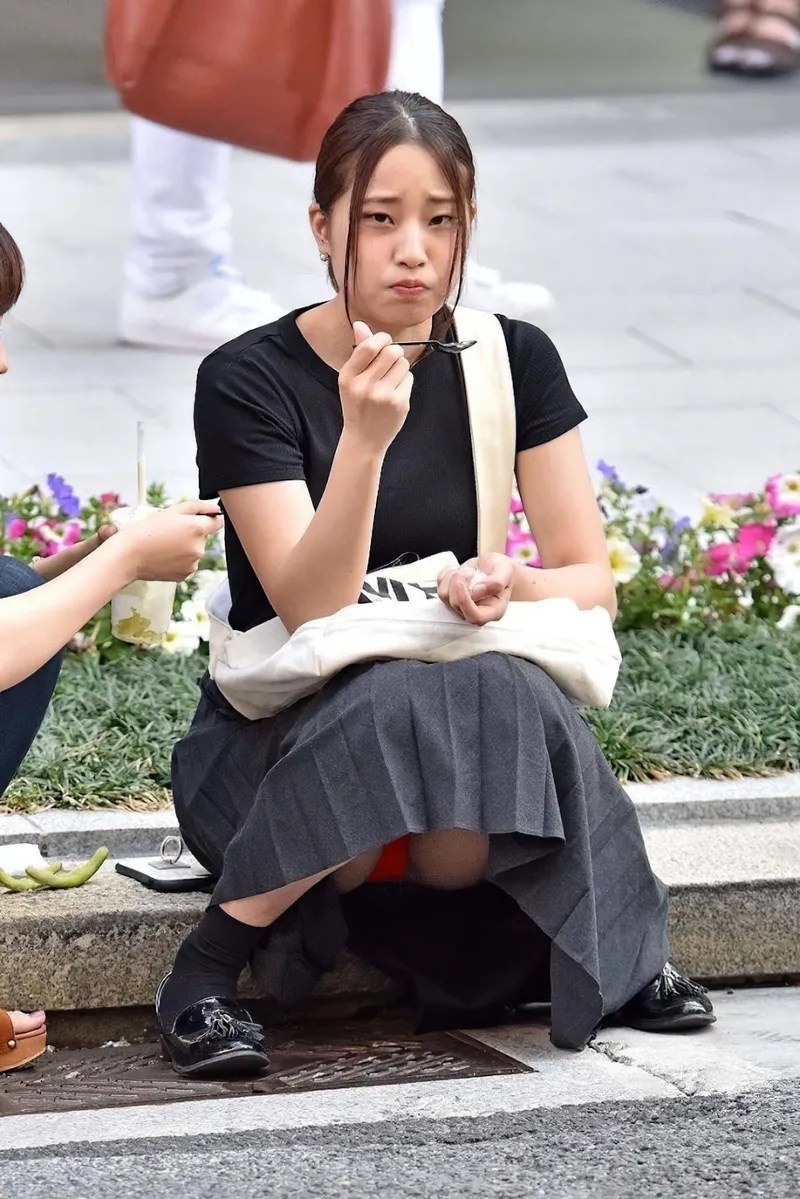 ロングスカート座りパンチラ画像69枚～公園や街で盗撮したお姉さんたちのパンツまとめ│エロ画像ぱんちらちゃんねる