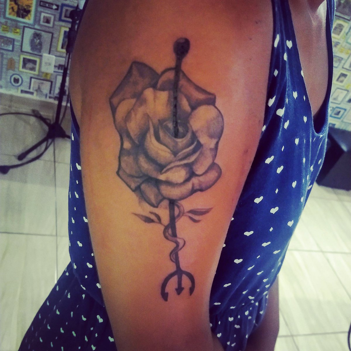 تويتر \ Analu على تويتر: "Eu Tenho Uma Tatuagem De Exu No Braço Direito. Uma Rosa E Um Tridente. Hoje Estava Voltando Da Padaria Cm A Minha Mãe E Uma Crente Veio 1200_x_1200_jpg