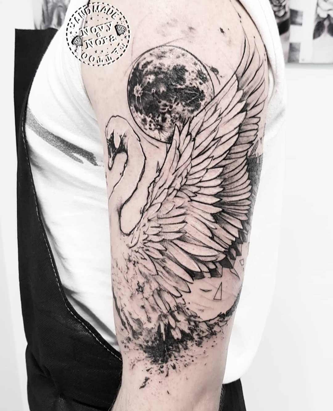 Novytattoo Handmade On Twitter: "Swan 🦢 Art #Sketchtattoo #Swan #Swantattoo #Sketchdrawing #Cigno #Moontattoo #Moon #Ink #Art #Handmadetattoostudio #Carpi #Tattoo #Geometric #Tattooedmen #Inkedman #Blackmoon Https://T.co/Gbrbbtcdte" / Twitter 1331_x_1080_jpg