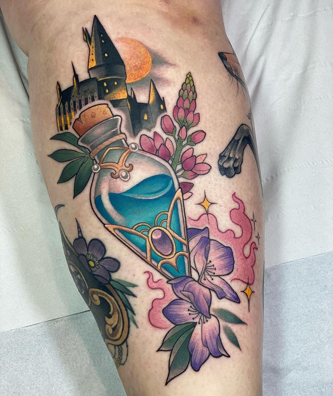Magnumtattoosupplies On Twitter: "Pretty Harry Potter Inspired Tattoo Made Using #Magnumtattoosupplies By Stephanie Melbourne! 💙✨ . . #Potionbottle # Hogwarts #Filmtattoo #Neotradeu #D_World_Of_Ink #Ladytattooers #Skinart_Mag #Skinart_Traditional ... 1283_x_1080_jpg