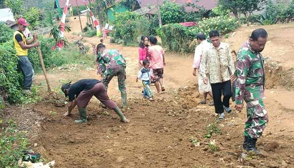 Danramil 19/Siais Berikan Contoh Giat Kerja Bakti Perbaiki Jalan, TMMD  Tapsel - PETISI.CO