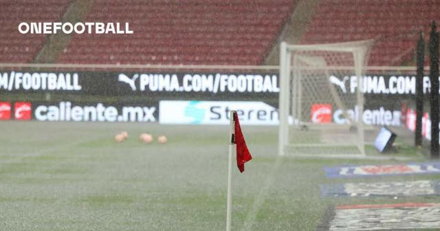 🚨 La lluvia pesada golpea a Chivas v Tigres Clash