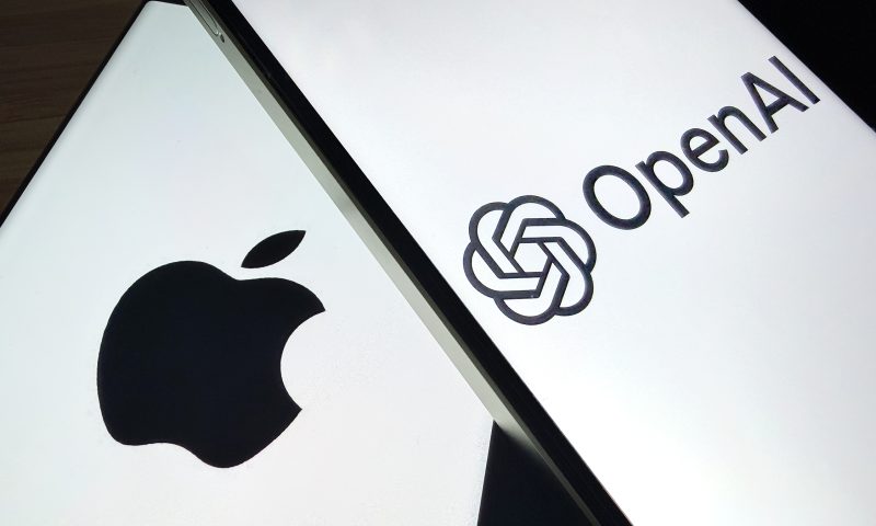 Birou modern cu logo Apple pe perete și documente legale privind procesul Apple OpenAI pentru secrete comerciale și hardware AI expuse pe masă | sursa foto: PlayTech