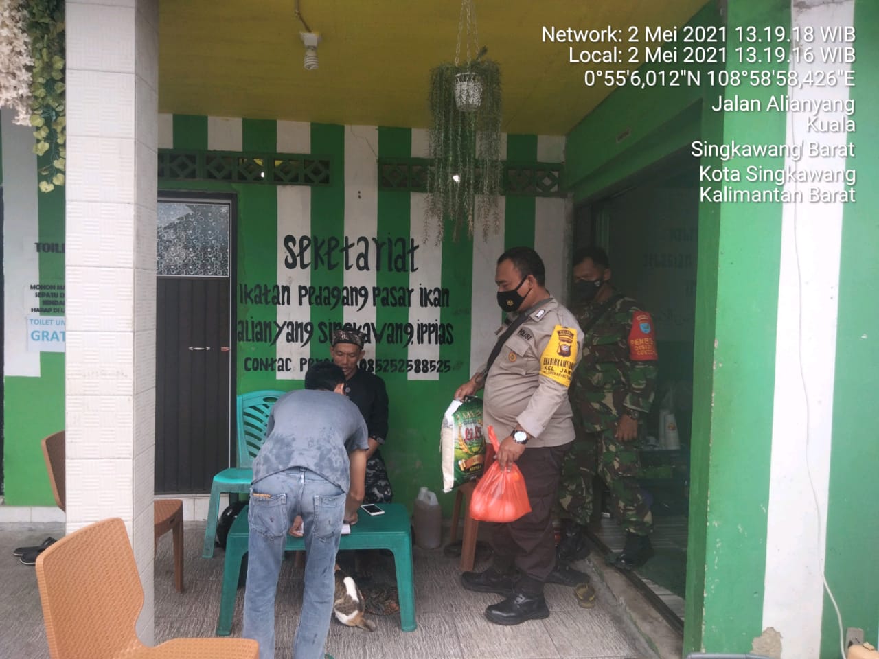 PEMBAGIAN BANTUAN DARI IPPIAS ( IKATAN PEDAGANG PASAR IKAN ALIANYANG  SINGKAWANG ) KEPADA ORANG YANG KURANG MAMPU – Polres Singkawang