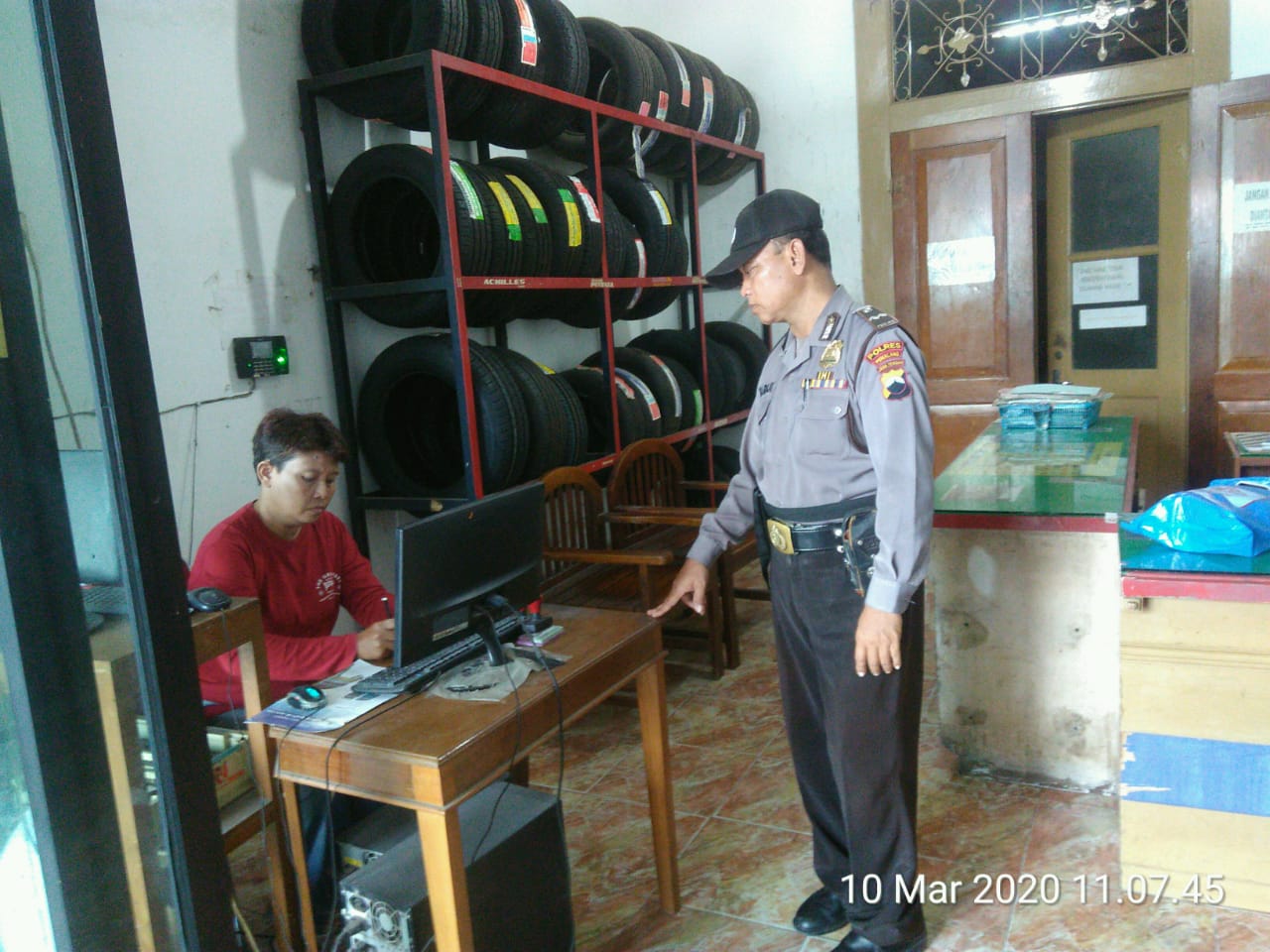 Bhabinkamtibmas Memakai Ban Lengan Kuning -