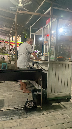 Sate ayam Pak Yanto
