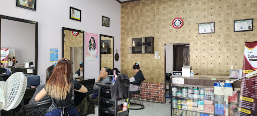 GELLIES SALON