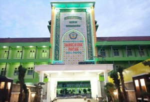 Pondok Pesantren Darul Huda Mayak