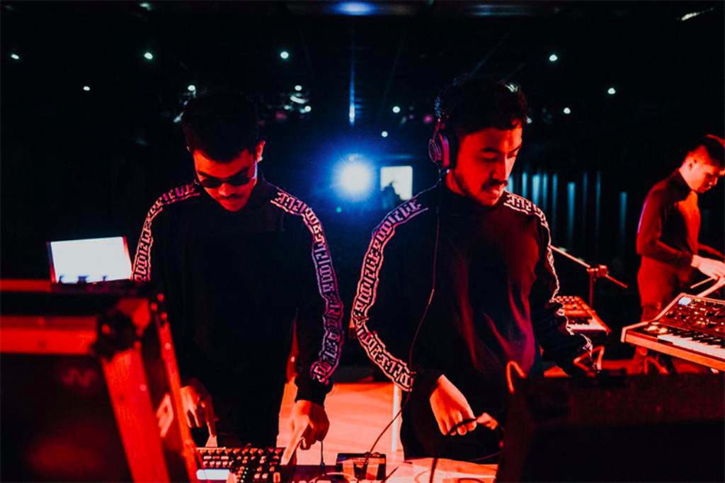 Menilik Pentingnya Visual dalam Musik di Gelombang Dan Cahaya - POP HARI INI