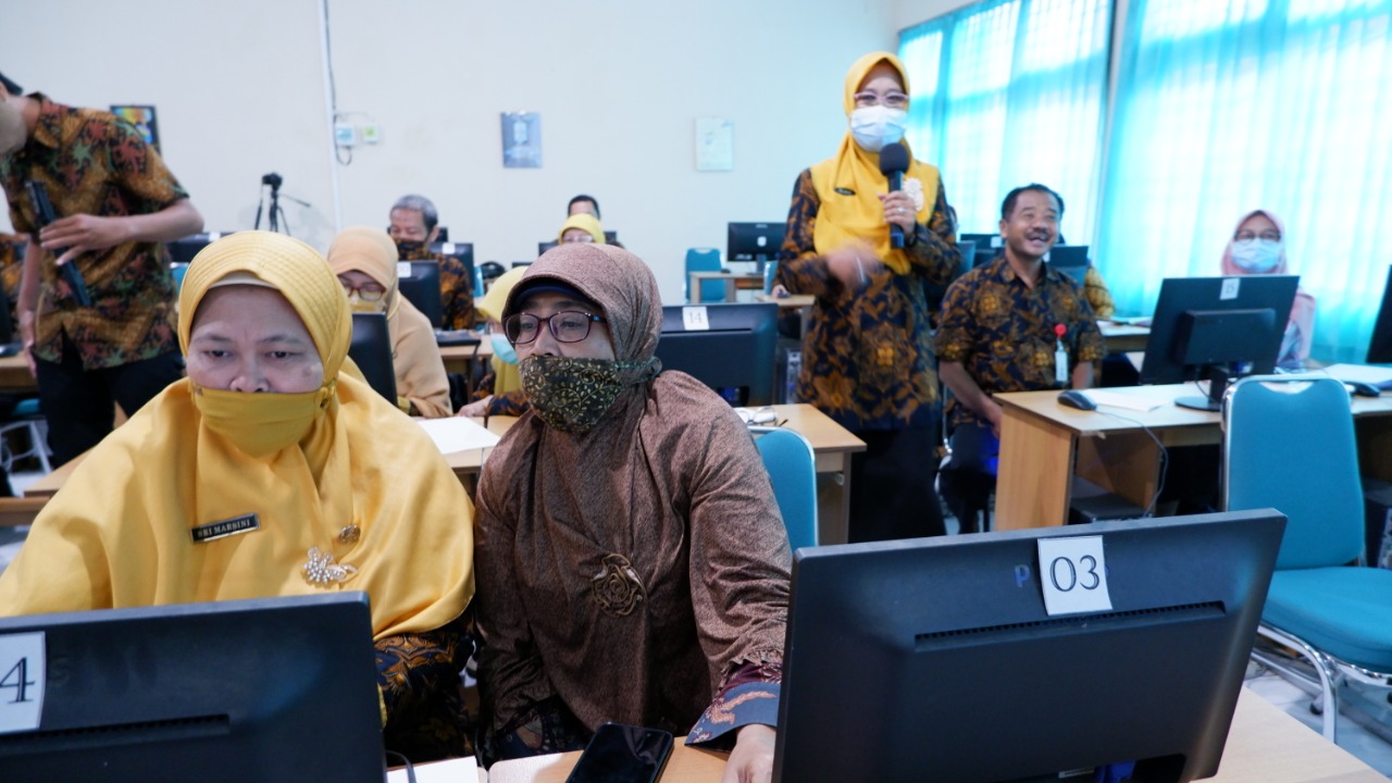 Guru SMP Negeri 9 Surakarta Bimtek AKM |