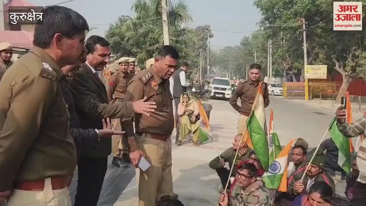 रोहतक पीजीआई के कर्मचारियों ने कौशल रोजगार में शामिल करने की मांग को लेकर कुरुक्षेत्र में सीएम हाउस का किया घेराव Latest Haryana News