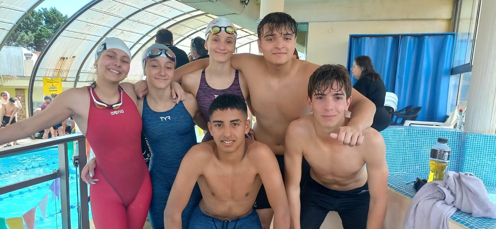 Equipos del Natatorio Municipal de Santa Teresita se destacaron en la competencia «Natación Multicolor»
