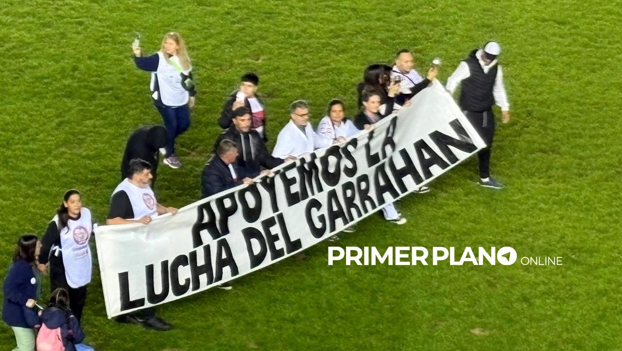 El estadio Francisco Urbano apoyó la lucha del Garrahan