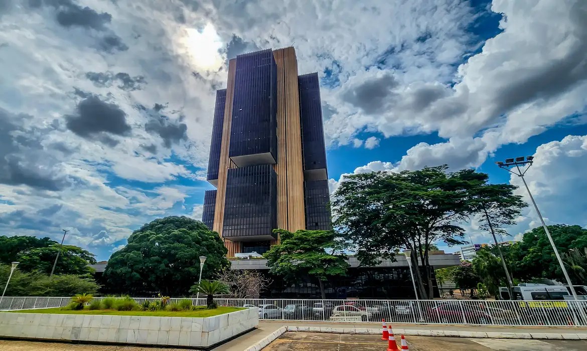 Banco Central reduz juros b&aacute;sicos para 14,75% ao ano