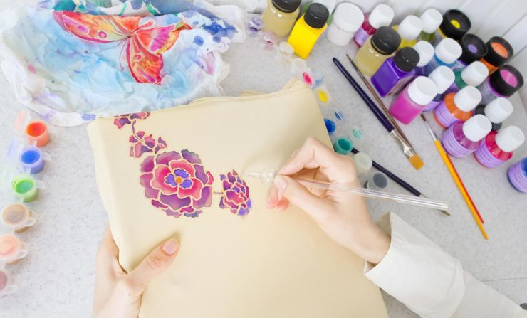 чем нарисовать на белой ткани