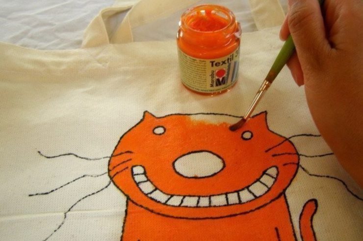 чем нарисовать на белой ткани