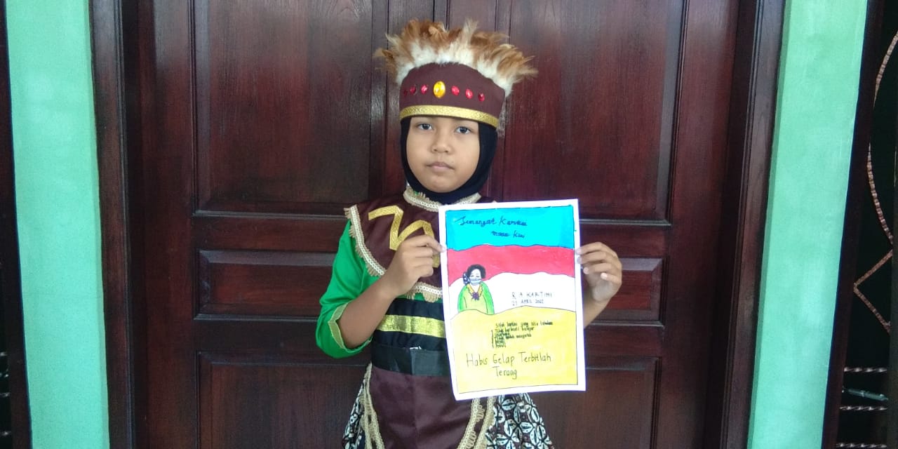 Peringati Hari Kartini Membuat Poster dan Kenakan Pakaian Adat - PWM Jawa Tengah