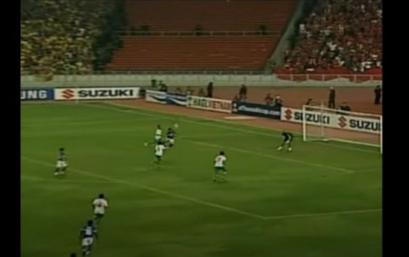 Mengapa penjaga gawang berdiri di pojok pos selama tendangan bebas dan  bukan di tengahnya? - Quora