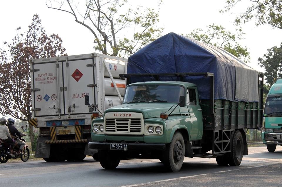 Mengapa truk yang ada di Indonesia tidak ada yang punya moncong karena  mesinnya di depan kabin, seperti truk Mack di film Cars? - Quora