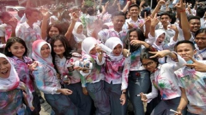 Apakah corat-coret seragam saat kelulusan diperkenankan? - Quora