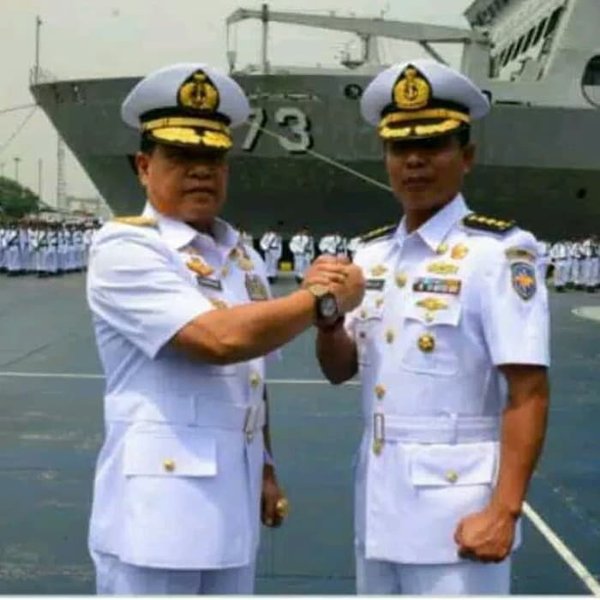 Mengapa sebagian besar seragam perwira Angkatan Laut identik dengan warna  putih? - Quora