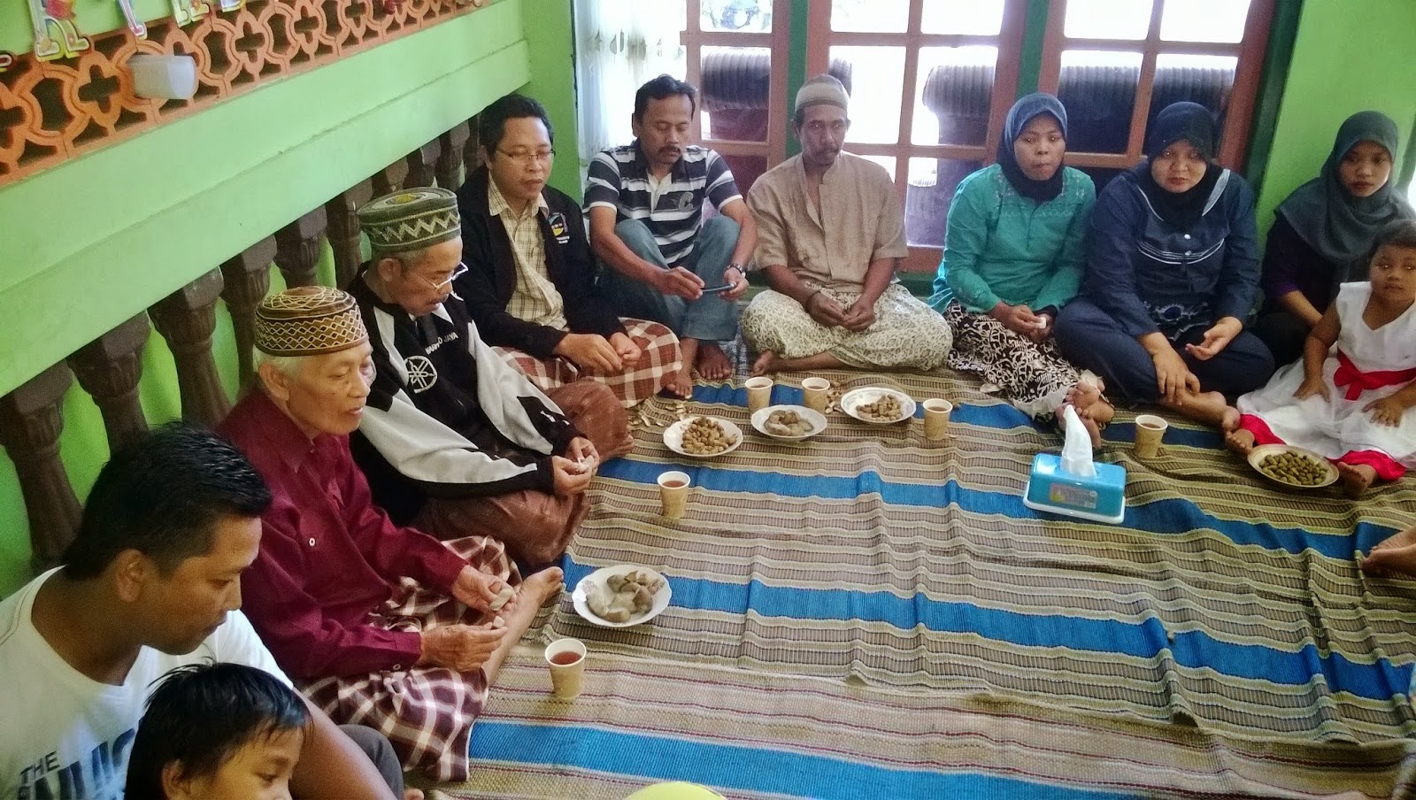 Mengapa orang Indonesia senang sekali kumpul-kumpul antar tetangga? - Quora