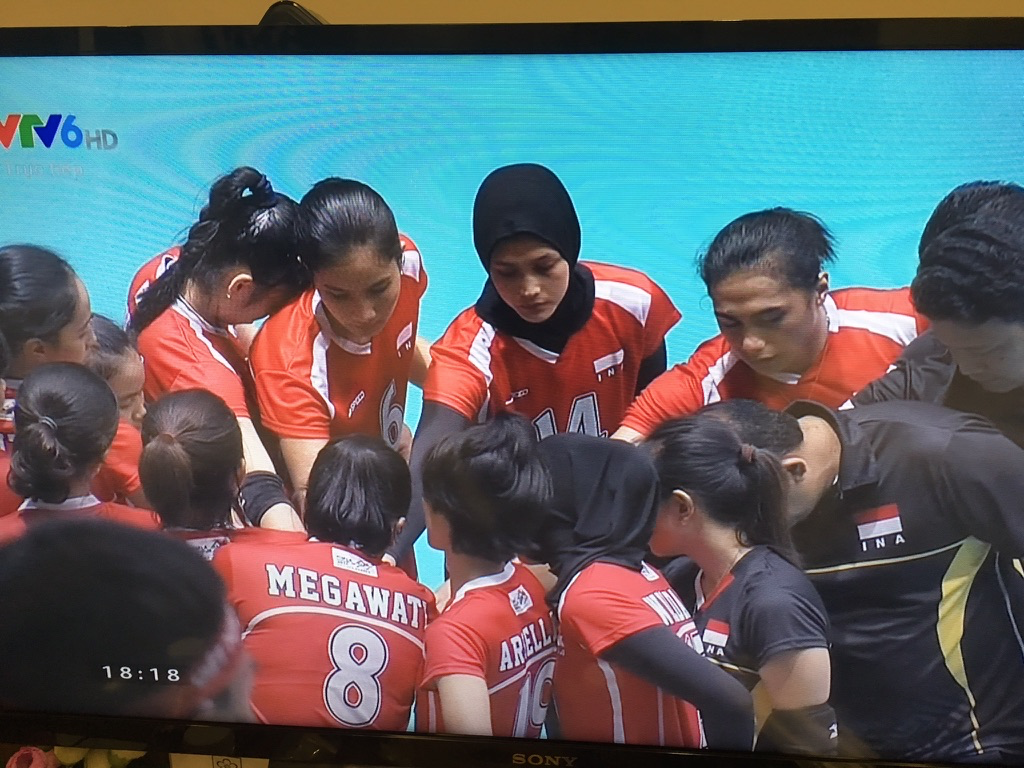 Mengapa pemain bola voli wanita memakai celana pendek yang sangat pendek  dan ketat? - Quora