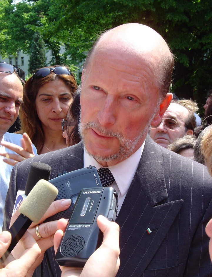 Mengapa nama lengkap keluarga bangsawan atau monarki Eropa panjang-panjang?  - Quora