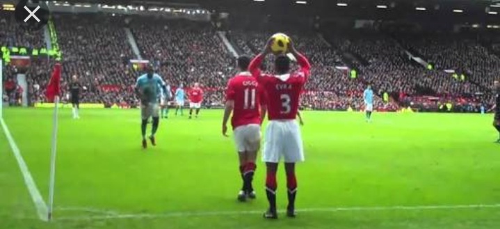 Apakah yang dimaksud dengan &lsquo;throw in&rsquo; dalam permainan sepak bola? - Quora