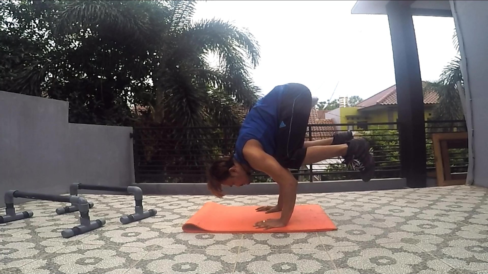 Bagaimana caranya menguasai teknik handstand? - Quora