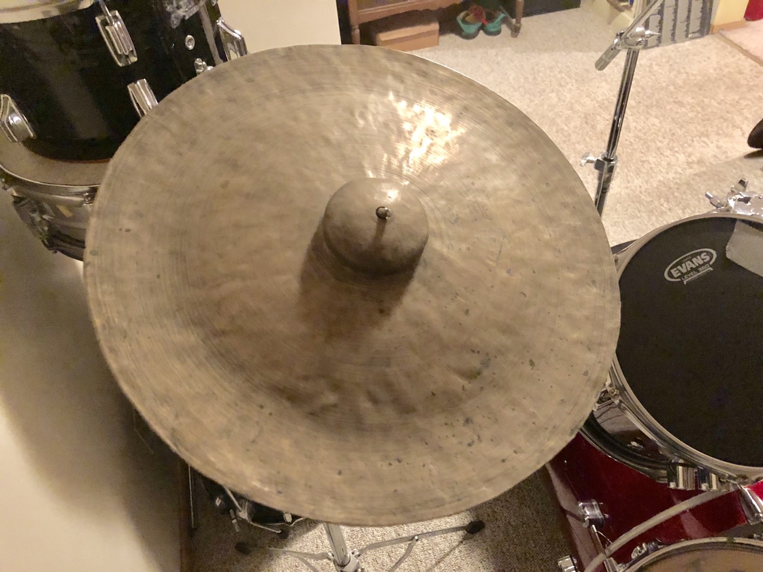 Mengapa para drumer menggunakan simbal yang terlihat seperti diinjak? Apa  bedanya dengan simbal biasa? - Quora