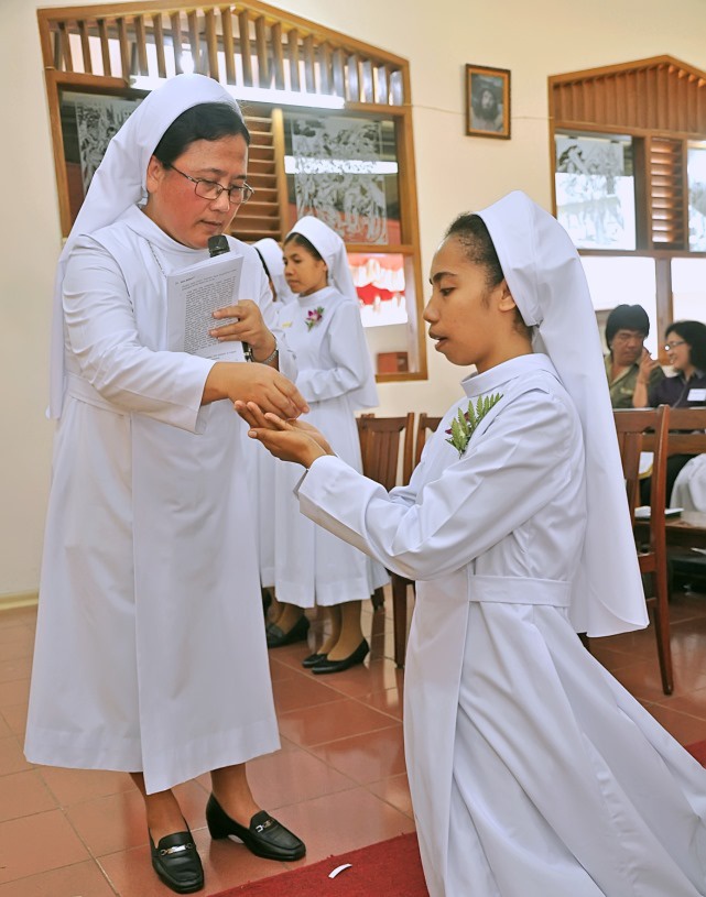 Saya ingin menjadi biarawati Katolik, apakah menjadi seorang biarawati boleh  bekerja seperti bekerja di kantor atau sebagai pelukis? - Quora