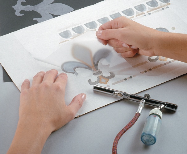 Bagaimana cara mendapatkan garis lurus yang bersih, tajam, dan lurus saat  mengecat sepatu kets - Quora