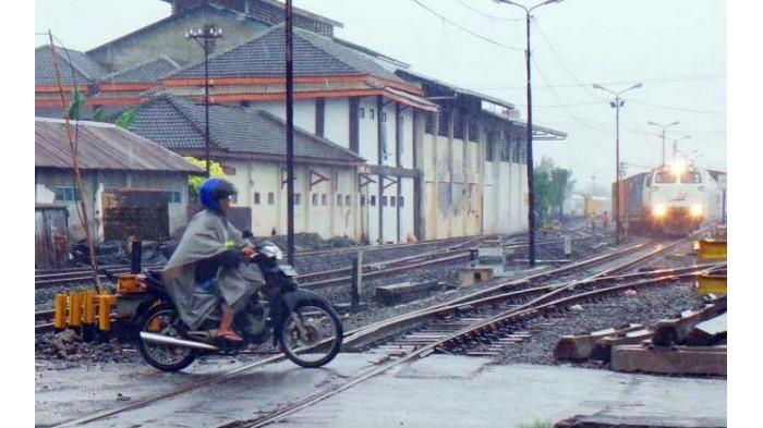 Apakah Anda percaya, kecelakaan kereta api yang menabrak mobil, motor atau  manusia itu karena setan budek? - Quora