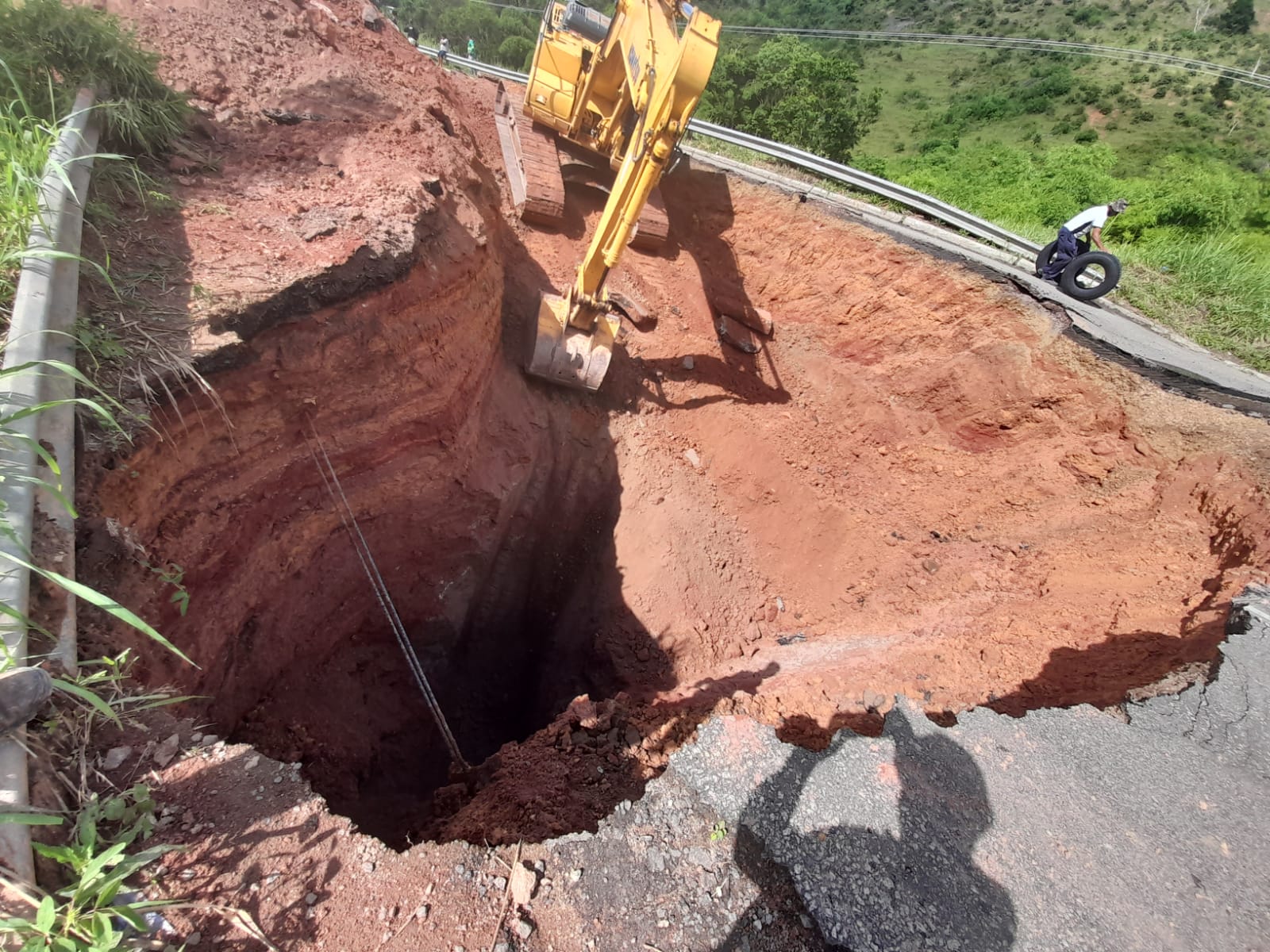 Chuva atrasa trabalho do Dnit e BR-101 segue bloqueada há mais de 24 horas