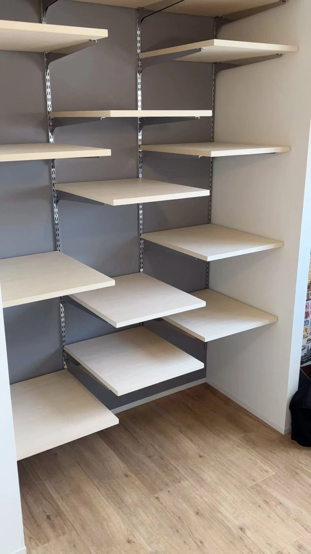 アクセントクロスと可動棚😊 | Instagram | 東京のオーダー家具ならハンドメイドのRAD craft | 高いデザイン性