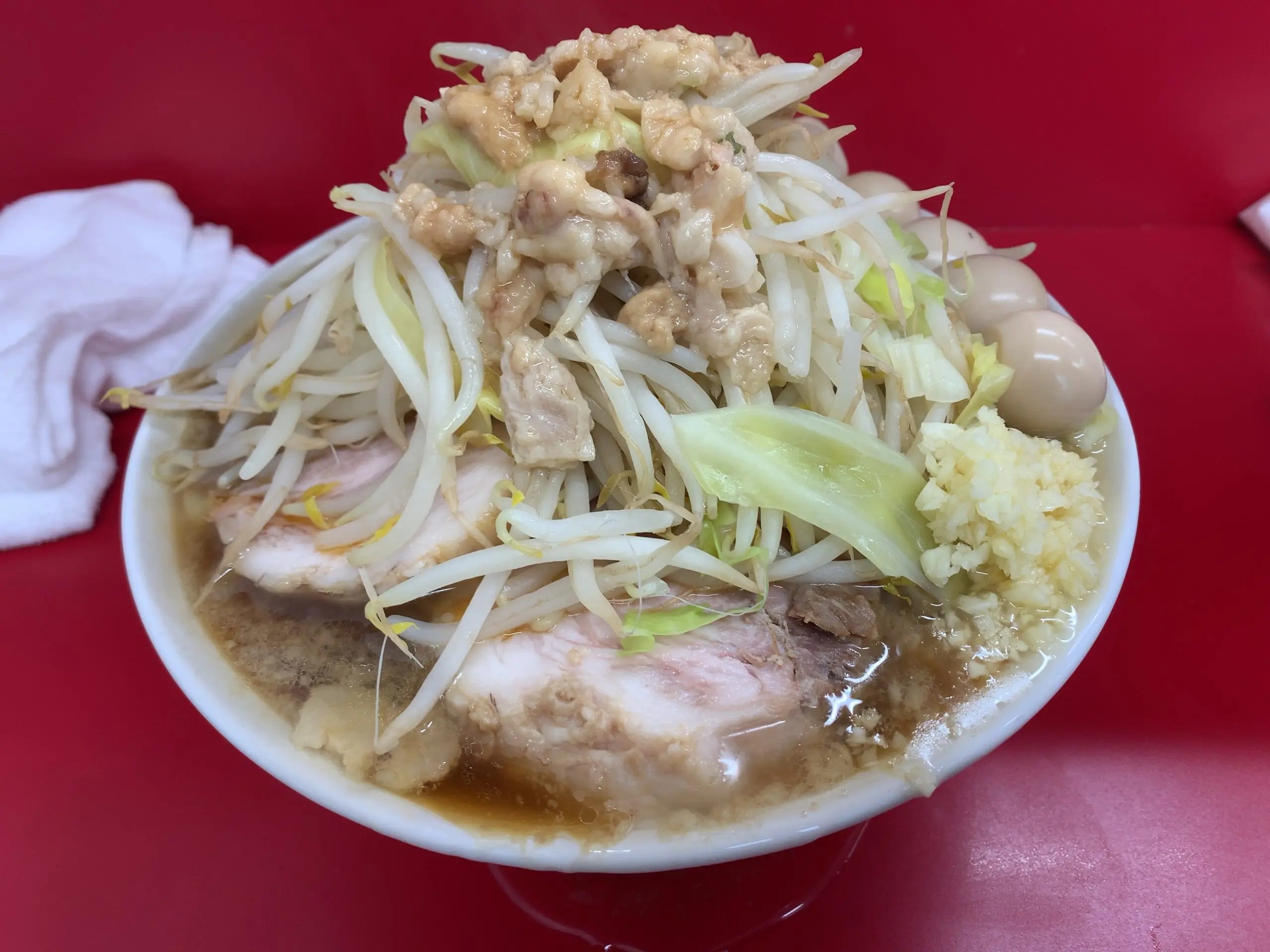 二郎 神田神保町店] 二郎で最大の麺量、待機列を誇る。並ぶには覚悟を決めるべし！ | Ramen in Tokyo