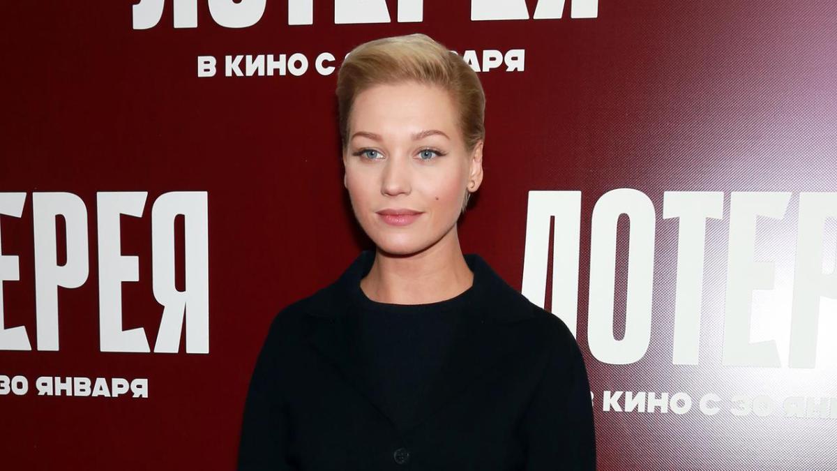 Кристина Асмус блистала в платье с акцентом на бедрах на премьере фильма