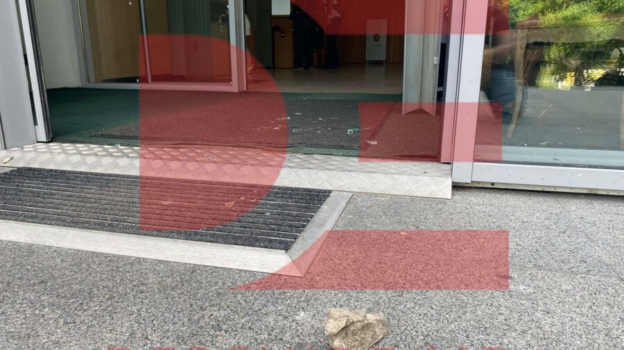 Video Geamurile De La Intrarea In ClÄdirea Guvernului Sparte FÄptaÈul Vrea La PuÈcÄrie Pentru CÄ Nu Are Unde Locui Realitatea Md