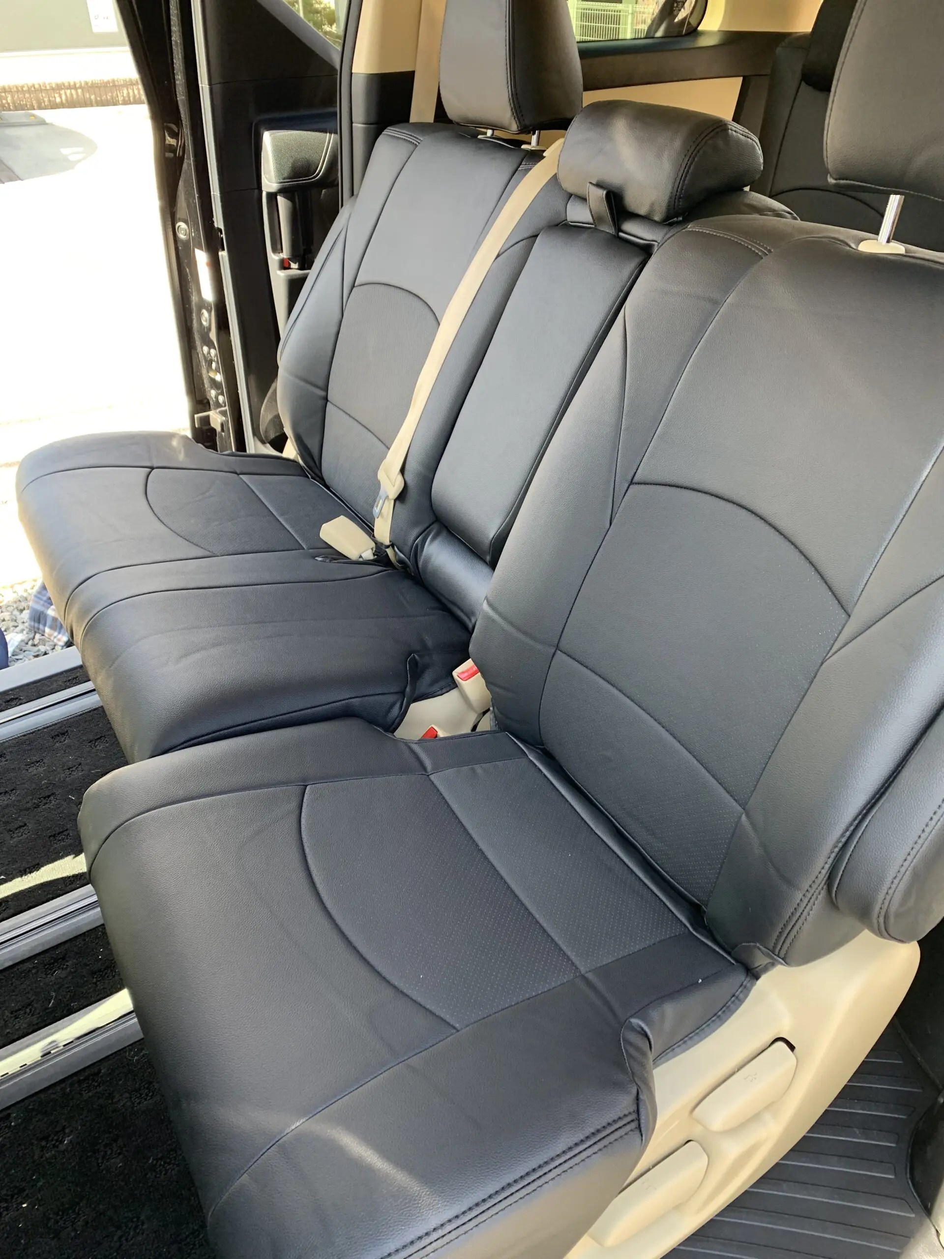 装着写真】アルファード30系8人乗り Refinad Leather Series シートカバー [品番:T0004-14] – レザーシートカバー のRefinad（レフィナード）