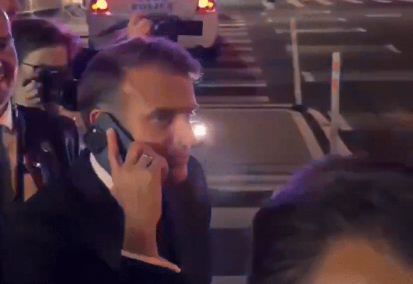 Macron “detenido” por la policía de Nueva York y candela a Trump (video)